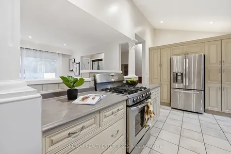 5187 Carousel Court Burlington ON L7L 3W7
