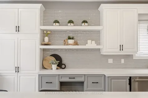 1379 Liverpool Street Oakville ON L6M 4P1