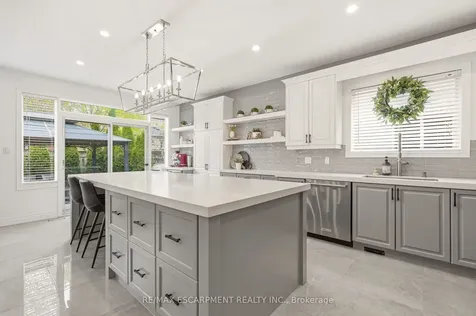 1379 Liverpool Street Oakville ON L6M 4P1