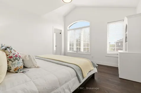 1379 Liverpool Street Oakville ON L6M 4P1