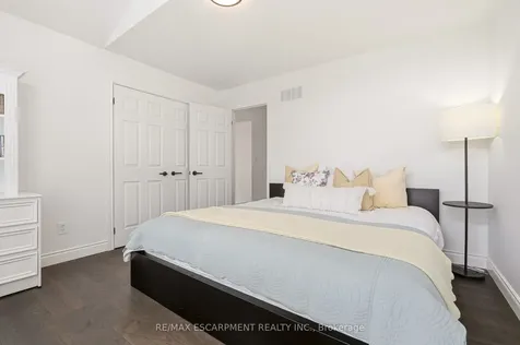 1379 Liverpool Street Oakville ON L6M 4P1
