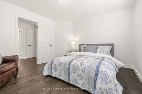 1379 Liverpool Street Oakville ON L6M 4P1