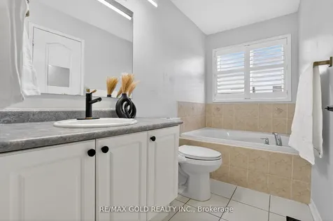 109 Crystal Glen Crescent Brampton ON L6X 0K8