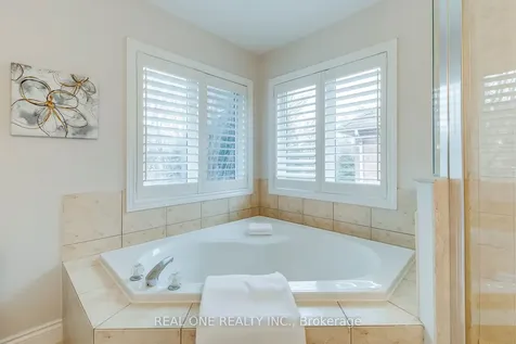 2326 Rockingham Drive Oakville ON L6H 7J4