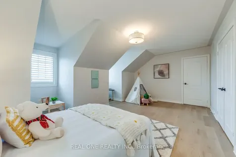 2326 Rockingham Drive Oakville ON L6H 7J4