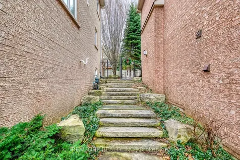 2326 Rockingham Drive Oakville ON L6H 7J4