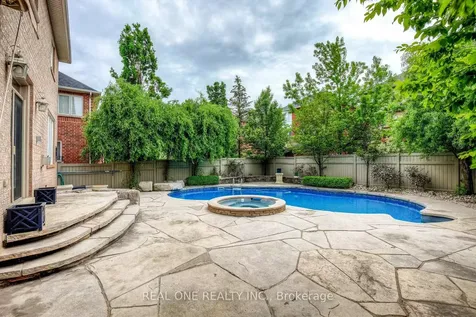 2326 Rockingham Drive Oakville ON L6H 7J4