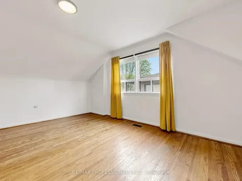 26 Henley Crescent Toronto ON M9W 2W9