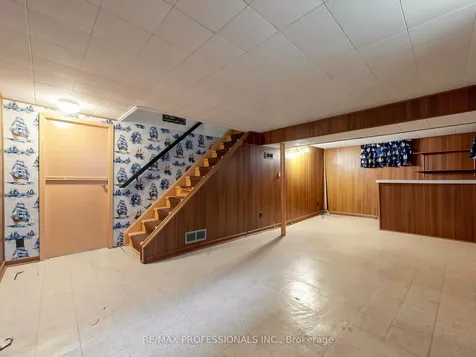 26 Henley Crescent Toronto ON M9W 2W9