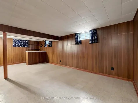 26 Henley Crescent Toronto ON M9W 2W9