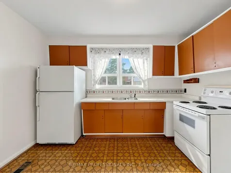 26 Henley Crescent Toronto ON M9W 2W9