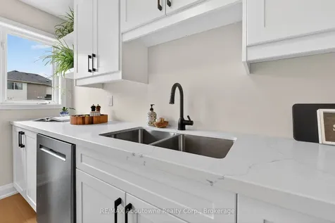 2385 Guildstone Crescent Oakville ON L6M 3Y8