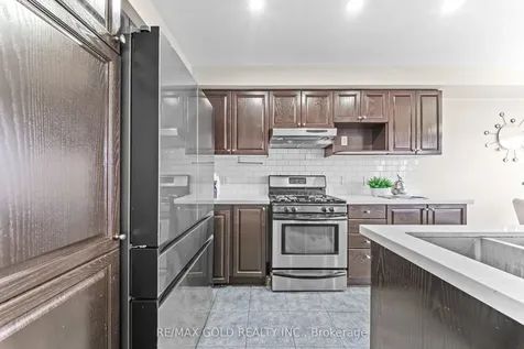 32 Bay Breeze Drive Brampton ON L6R 0M1