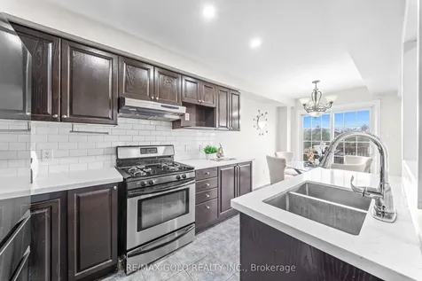 32 Bay Breeze Drive Brampton ON L6R 0M1