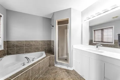 32 Bay Breeze Drive Brampton ON L6R 0M1