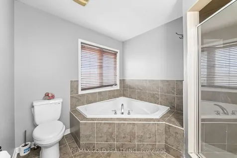 32 Bay Breeze Drive Brampton ON L6R 0M1