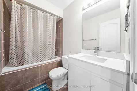 32 Bay Breeze Drive Brampton ON L6R 0M1