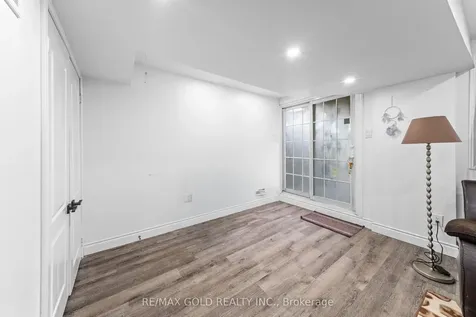 32 Bay Breeze Drive Brampton ON L6R 0M1