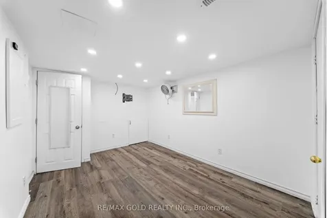 32 Bay Breeze Drive Brampton ON L6R 0M1