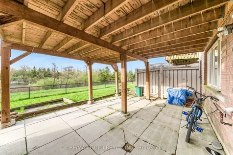 32 Bay Breeze Drive Brampton ON L6R 0M1