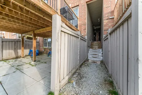 32 Bay Breeze Drive Brampton ON L6R 0M1