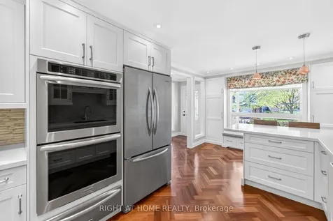 304 Ulric Crescent Oakville ON L6K 3R2