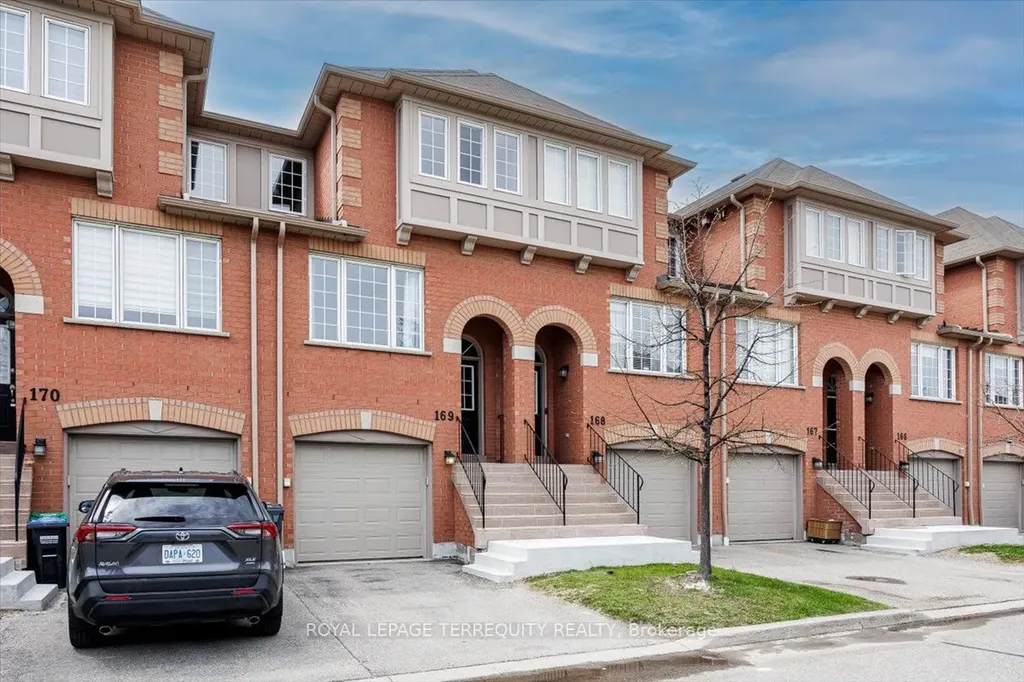 5030 Heatherleigh Avenue Mississauga ON L5V 2G7