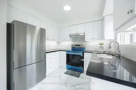 5030 Heatherleigh Avenue Mississauga ON L5V 2G7