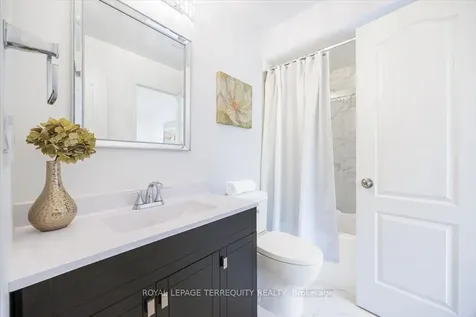 5030 Heatherleigh Avenue Mississauga ON L5V 2G7