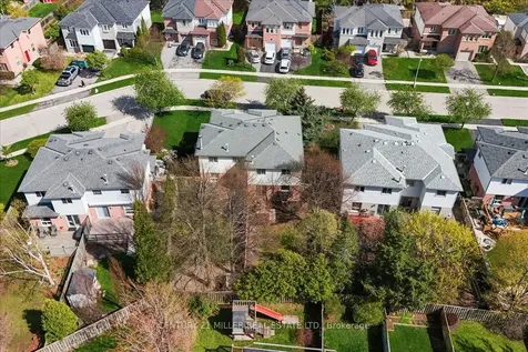 421 Levanna Lane Oakville ON L6H 6B8