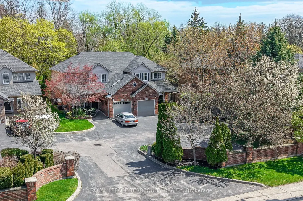 3076 Lakeshore Road W Oakville ON L6L 1J2