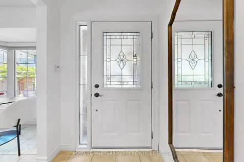 3076 Lakeshore Road W Oakville ON L6L 1J2