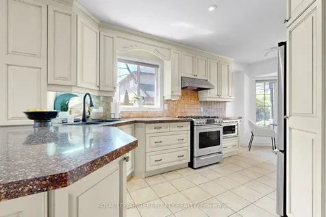 3076 Lakeshore Road W Oakville ON L6L 1J2