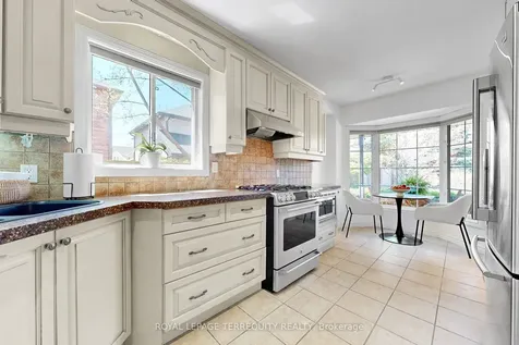 3076 Lakeshore Road W Oakville ON L6L 1J2