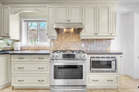 3076 Lakeshore Road W Oakville ON L6L 1J2
