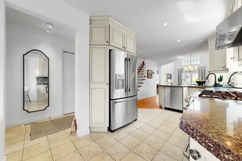 3076 Lakeshore Road W Oakville ON L6L 1J2