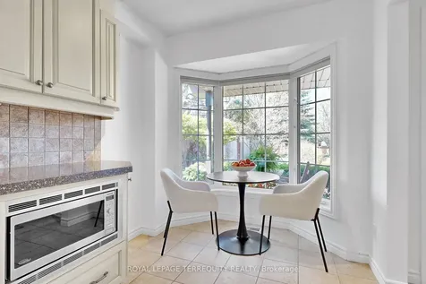 3076 Lakeshore Road W Oakville ON L6L 1J2