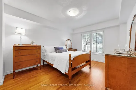 3076 Lakeshore Road W Oakville ON L6L 1J2