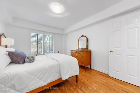 3076 Lakeshore Road W Oakville ON L6L 1J2