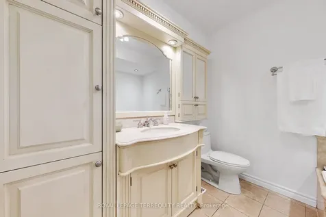 3076 Lakeshore Road W Oakville ON L6L 1J2