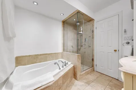 3076 Lakeshore Road W Oakville ON L6L 1J2
