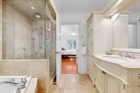 3076 Lakeshore Road W Oakville ON L6L 1J2