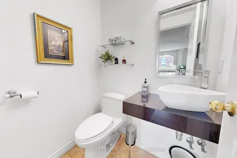 3076 Lakeshore Road W Oakville ON L6L 1J2