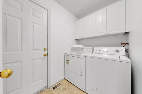 3076 Lakeshore Road W Oakville ON L6L 1J2
