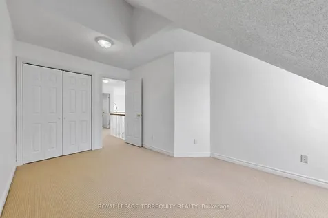 3076 Lakeshore Road W Oakville ON L6L 1J2