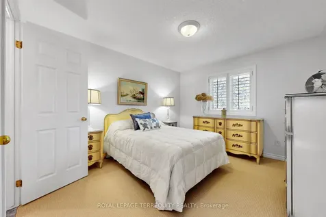 3076 Lakeshore Road W Oakville ON L6L 1J2
