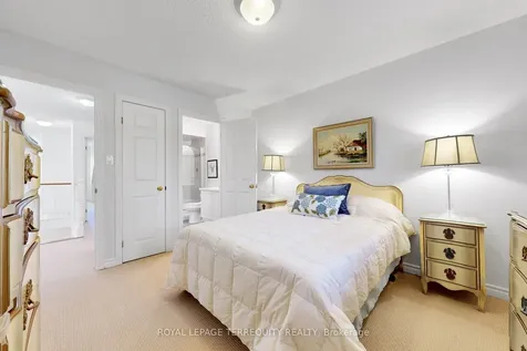 3076 Lakeshore Road W Oakville ON L6L 1J2
