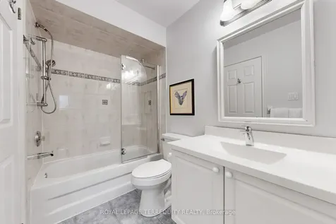 3076 Lakeshore Road W Oakville ON L6L 1J2