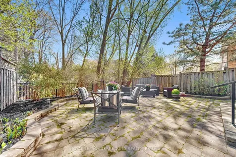 3076 Lakeshore Road W Oakville ON L6L 1J2