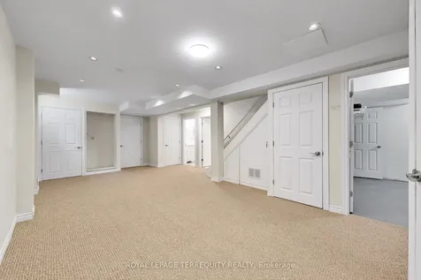 3076 Lakeshore Road W Oakville ON L6L 1J2